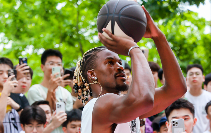現(xiàn)場(chǎng)沸騰！NBA球星巴特勒空降中國(guó)車(chē)谷·武漢體育中心