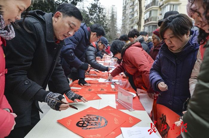 這一天，居民激動(dòng)了，第一次在社區(qū)里升國(guó)旗唱國(guó)歌(圖1)