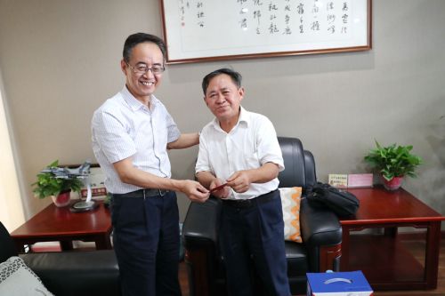 武漢體育中心開展退休老黨員“不忘初心、牢記使命”專題調(diào)研和慰問工作