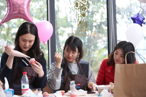 巧手做糕點，甜蜜迎佳節(jié) ▏武漢體育中心舉行“三八”婦女節(jié)關(guān)愛活動(圖2)