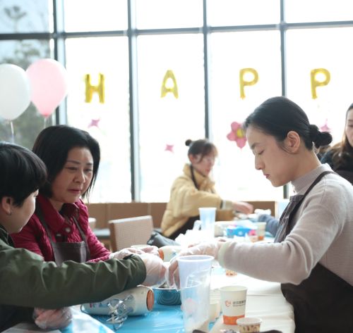 巧手做糕點，甜蜜迎佳節(jié) ▏武漢體育中心舉行“三八”婦女節(jié)關(guān)愛活動(圖3)